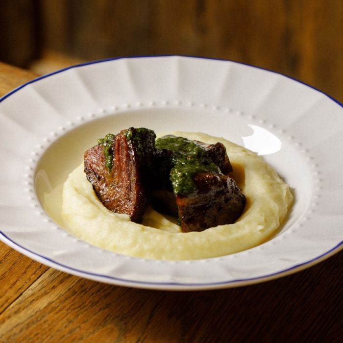 Щечки с картофельным пюре и соусом чимичурри